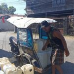 warga-di-kecamatan-tamalanrea-makassar-bolak-balik-bawa-jeriken-beli-air_169.jpeg