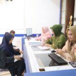 Hari Jadi Kota Makassar, Front Office Kecamatan Panakkukang Layani Warga Menggunakan Pakaian Adat