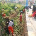 Satgas Drainase Gerak Cepat Bersihkan ‘Selokan’ di Kompleks Purn TNI AU