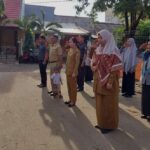 Seklur PAI Rina Pimpin Apel Pagi di Depan Kantor Kelurahan