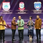 Danny-Sukses-Raih-Penghargaan-Pemimpin-Daerah-Award-2024-scaled-e1723616825757